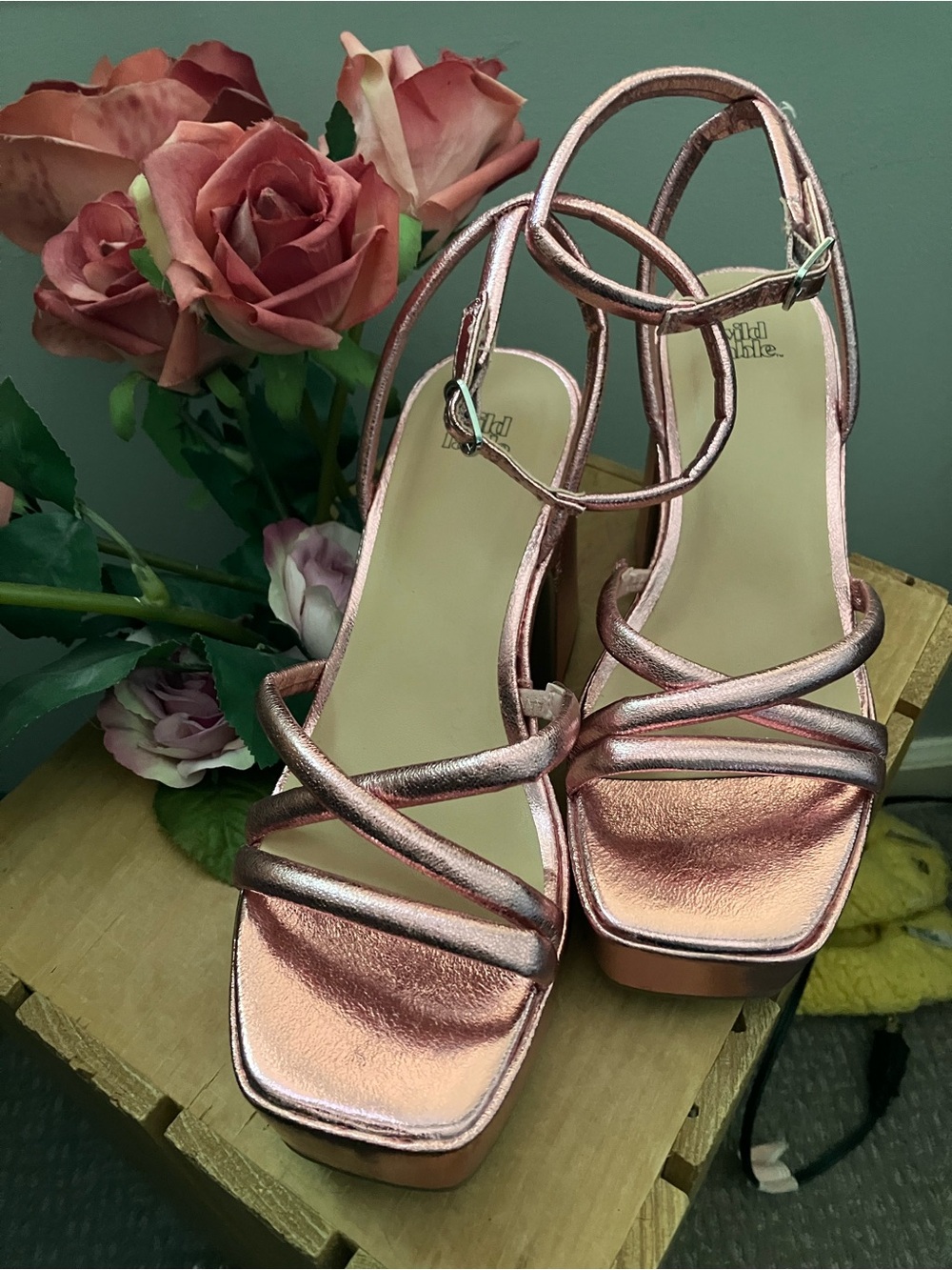 Wild Fable woman size 6 Metallic pink sandals